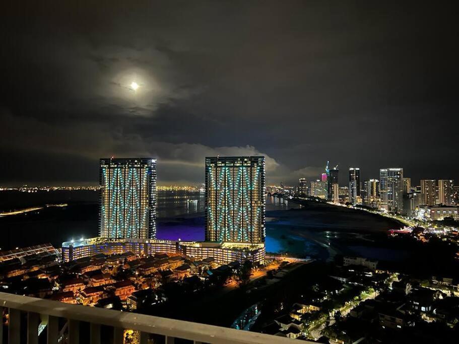 Deluxe Seaview Suite Twin Bed By The Only Bnb Tanjung Tokong Exterior foto